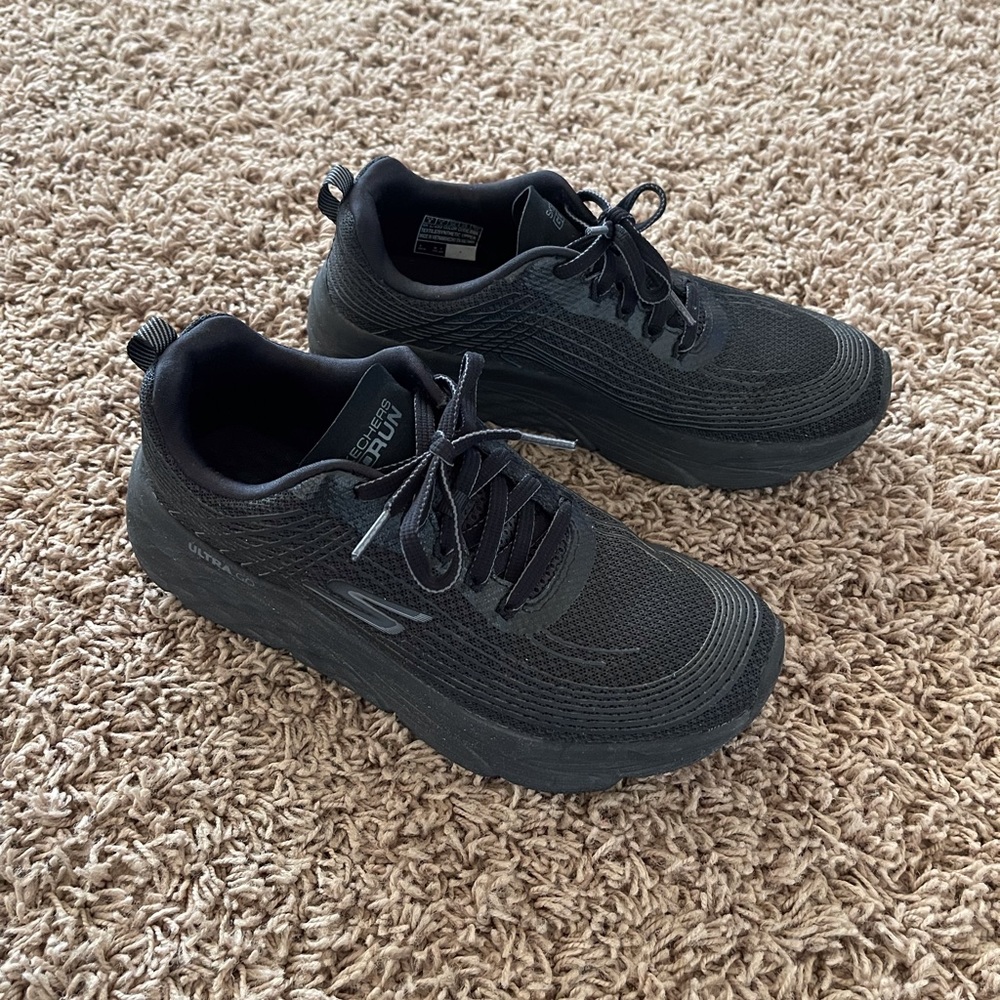 SKECHERS MAX CUSHIONING